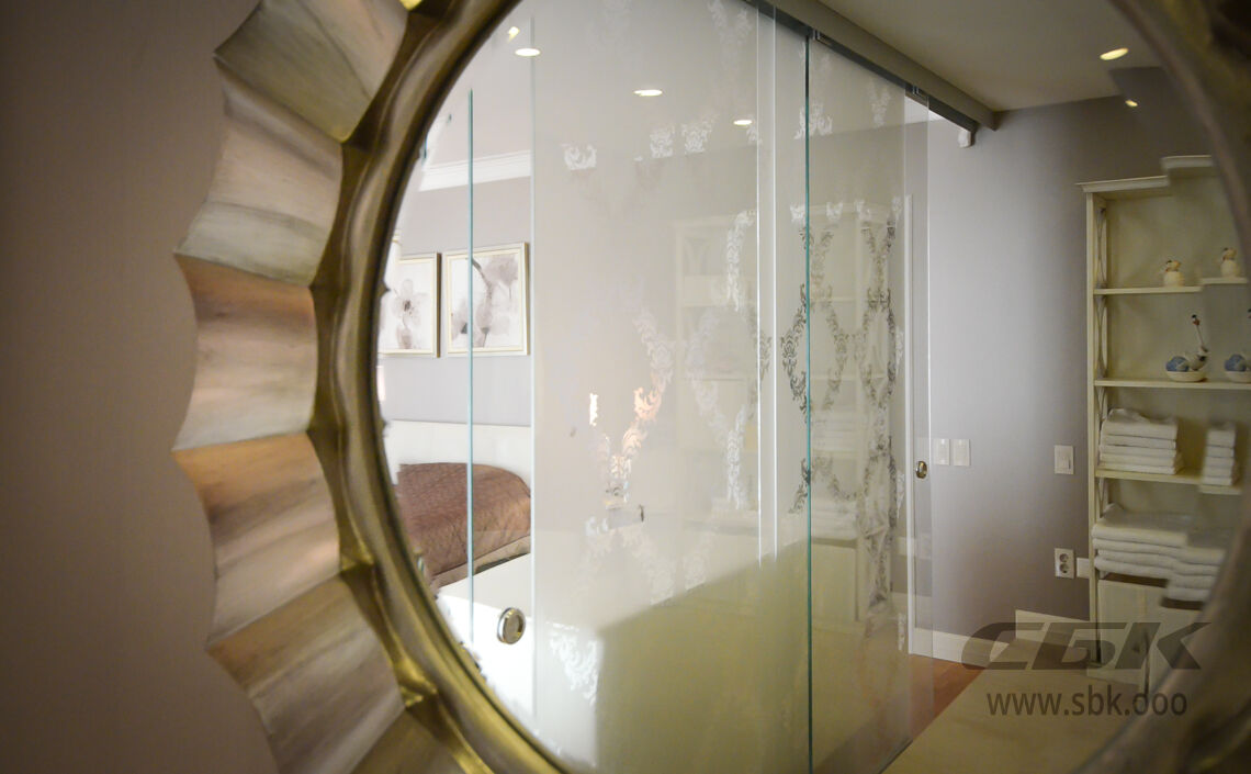 Раздвижные перегородки из стекла